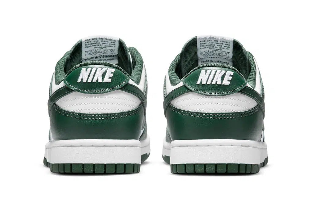 Nike Dunk Low Varsity Green
Side view of the Nike Dunk Low Varsity Green showcasing the white leather base and Varsity Green overlays.

Close-up of the Varsity Green Swoosh and heel detailing on the Nike Dunk Low Varsity Green.

Overhead view highlighting the padded collar and overall design of the Nike Dunk Low Varsity Green.