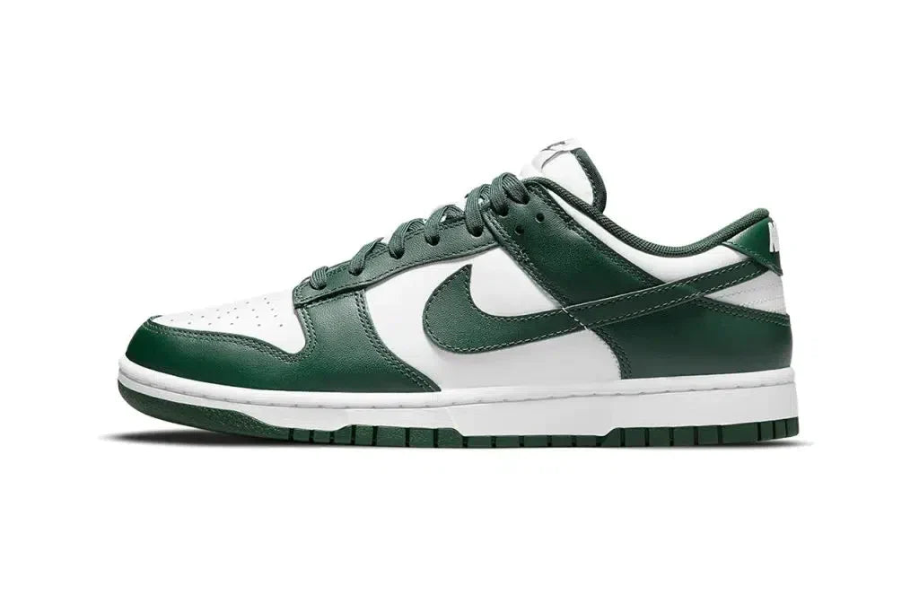 Nike Dunk Low Varsity Green
Side view of the Nike Dunk Low Varsity Green showcasing the white leather base and Varsity Green overlays.

Close-up of the Varsity Green Swoosh and heel detailing on the Nike Dunk Low Varsity Green.

Overhead view highlighting the padded collar and overall design of the Nike Dunk Low Varsity Green.